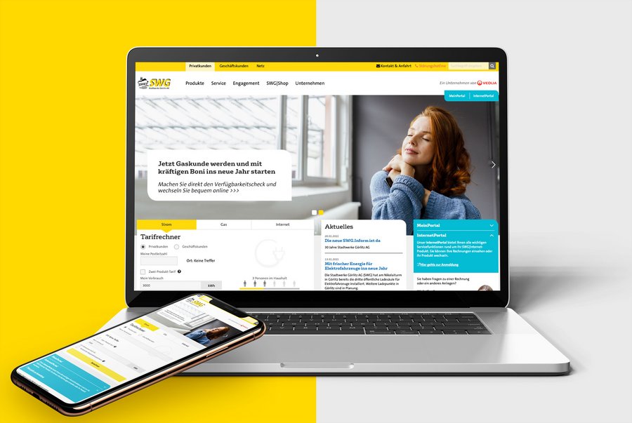 Ein Laptop und ein Smartphone zeigen die Startseite der Website der Stadtwerke-Görlitz.