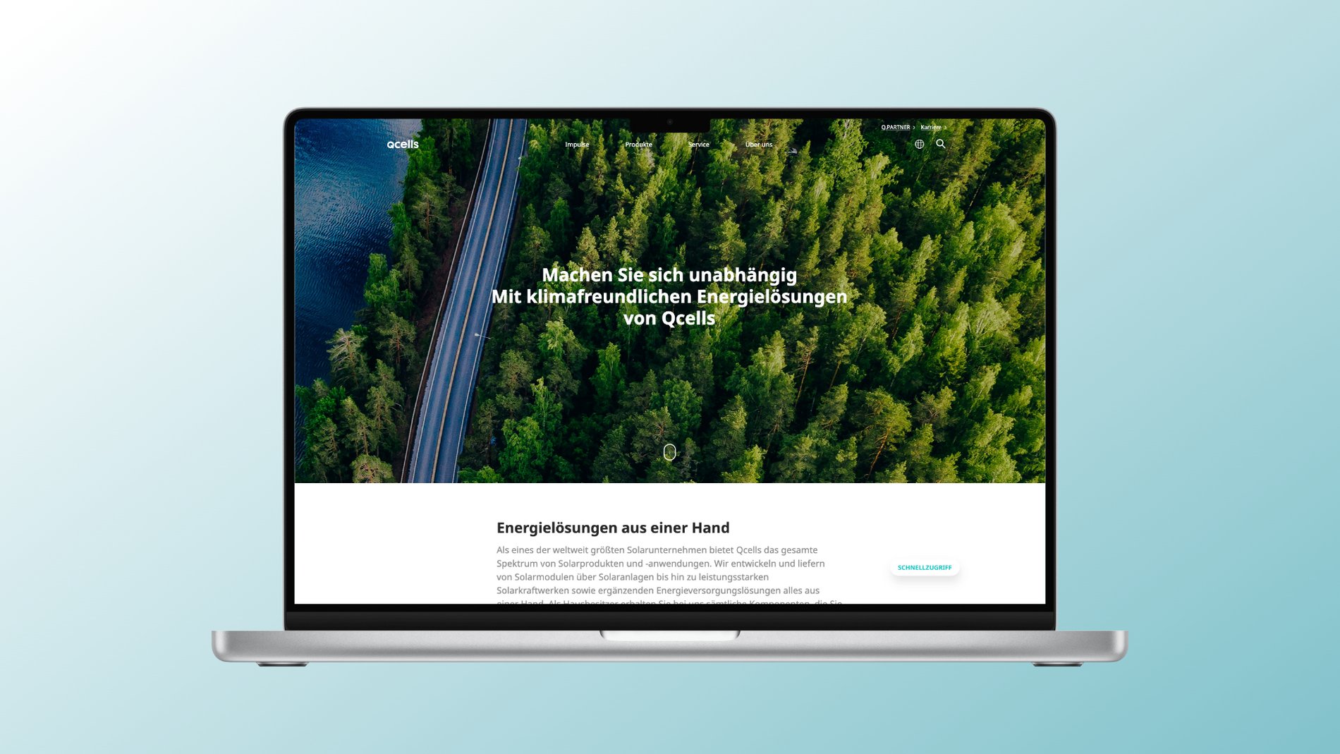 Ein Laptop der die Startseite der Qcells Website zeigt.