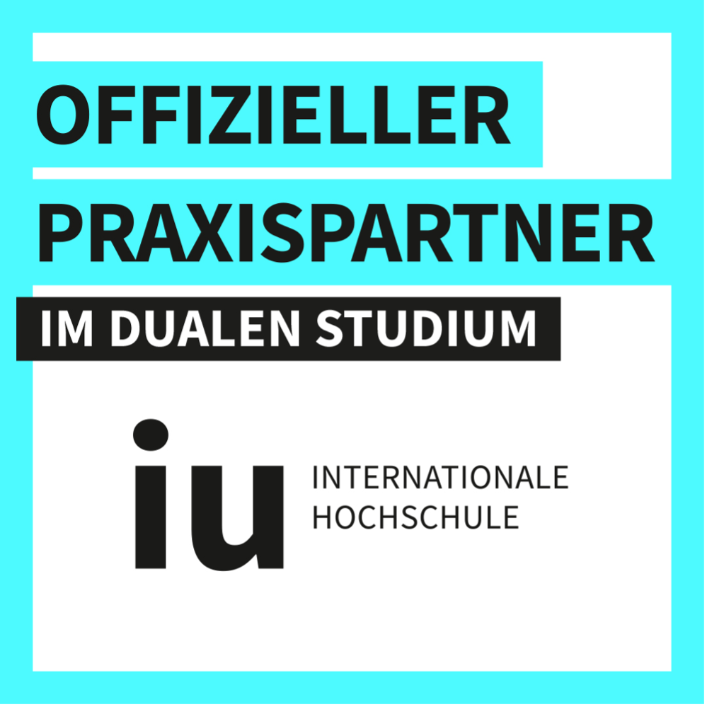 Ein grafisches Banner mit dem Text "Offizieller Praxispartner im dualen Studium" und dem Logo der Internationalen Hochschule (IU) in schwarz und weiß auf einem hellblauen Hintergrund.